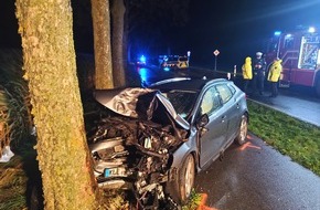 Freiwillige Feuerwehr Bedburg-Hau: FW-KLE: Gegen Baum geprallt: Fahrzeuginsassen schwer verletzt