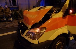 Polizeipräsidium Westpfalz: POL-PPWP: Unfall zwischen Feuerwehrfahrzeug und Rettungswagen