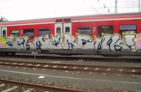Polizeipräsidium Mittelfranken: POL-MFR: (1663) S-Bahnzug in Altdorf besprüht - drei jugendliche Sprayer festgenommen - Bildveröffentlichung