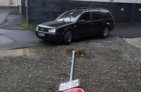 Polizeipr&auml;sidium Nordhessen: POL-KS: Pkw weicht entgegenkommender Radfahrerin aus und kollidiert mit Schild: Zeugen gesucht