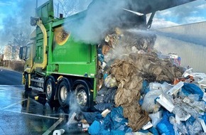 Feuerwehr Neuss: FW-NE: Feuer in Müllfahrzeug | Fahrzeug musste auf der Staße entladen werden