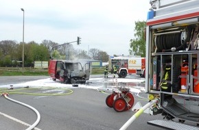 Feuerwehr Dinslaken: FW Dinslaken: Brandeinsatz: Kleintransporter nach Verkehrsunfall