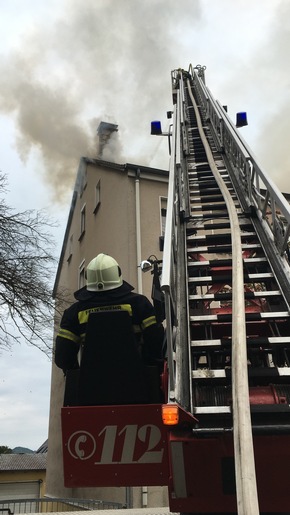 Feuerwehr Iserlohn: FW-MK: Dachstuhlbrand in Letmathe +++Erstmeldung+++