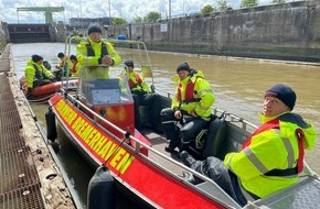 Feuerwehr Bremerhaven: FW Bremerhaven: Neue Bootsführer bei der Feuerwehr Bremerhaven