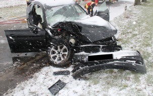 Polizei Minden-Lübbecke: POL-MI: BMW rutscht gegen Baum