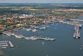 Marine - Pressemitteilung / Pressetermin: Der Inspekteur der Marine, Vizeadmiral Axel Schimpf, übergibt das Kommando über die Flotte von Vizeadmiral Hans-Joachim Stricker an Konteradmiral Manfred Nielson