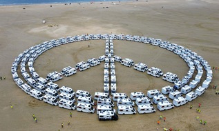 REKORD-INSTITUT für DEUTSCHLAND: Camper setzen mit ihren Fahrzeugen ein gigantisches Zeichen für den Frieden und holen RID-Weltrekord für das »größte Peace-Zeichen aus Wohnmobilen einer Marke«