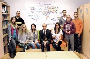BP Europa SE: Pressemitteilung: Azubis der BP tauschen Schreibtisch, Computer und Notizbuch gegen Farbe und Pinsel