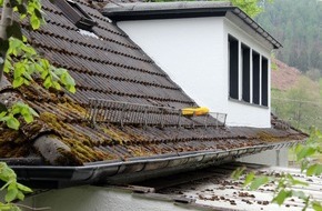 Kreispolizeibehörde Olpe: POL-OE: Unbekannte beschädigen Hausdach