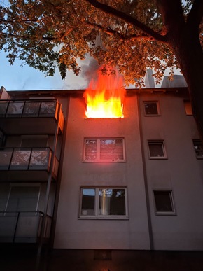 FW Lehrte: Wohnung in Lehrte brennt komplett aus