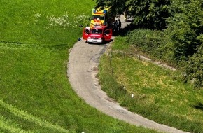 Feuerwehr Weinheim: FW Weinheim: Arbeitsunfall im Wald Feuerwehr und Rettungsdienst retten verletzte Person aus unwegsamem Gelände