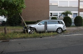 Polizei Rheinisch-Bergischer Kreis: POL-RBK: Bergisch Gladbach - Lkw rammt zwei geparkte Pkw und entfernt sich vom Unfallort