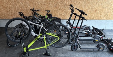 Polizeipr&auml;sidium Ulm: POL-UL: (GP) Gruibingen/A8 - Einen Fahndungserfolg kann die Polizei M&uuml;hlhausen vermelden / Am Montag beschlagnahmte die Polizei bei Gruibingen mutma&szlig;liches Diebesgut in einem Kleintransporter.