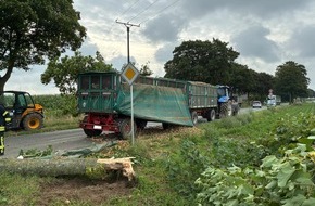Freiwillige Feuerwehr Bedburg-Hau: FW-KLE: Verkehrsunfall mit Traktorgespann - Baum stürzt auf Fahrbahn