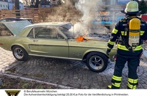 Feuerwehr München: FW-M: Mustang brennt aus (Nymphenburg)