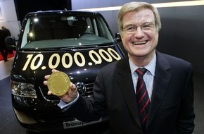 VW Volkswagen Nutzfahrzeuge AG: Volkswagen Nutzfahrzeuge auf der IAA: "Golden Girls" nehmen den 10-millionsten VW Transporter für Kinderkrebsstiftung entgegen
