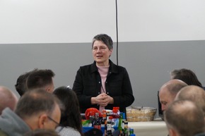 FW Wathlingen: &Uuml;bergabe eines Tankl&ouml;schfahrzeuges und eines Logistikanh&auml;ngers an die Ortsfeuerwehr Adelheidsdorf