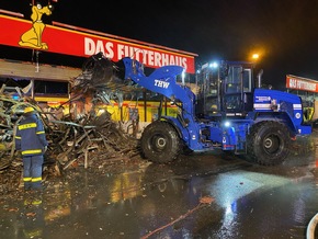 THW HH MV SH: THW unterstützt Räum- und Löscharbeiten bei Großbrand eines Futtermittelhandels in Stockelsdorf (Kreis Ostholstein)