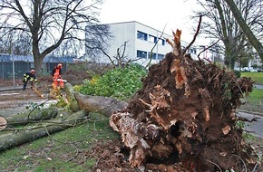 Feuerwehr Essen: FW-E: Sturmtief "Sabine" richtet in Essen bisher keine großen Schäden an, 1. Zusammenfassung