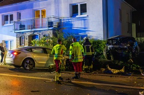 FW-MK: PKW kollidiert mit drei Fahrzeugen in Letmathe