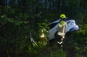 Kreispolizeibehörde Herford: POL-HF: Verkehrsunfall mit Personenschaden- Zusammenstoß mit Straßenbaum