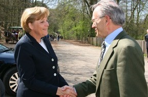Fielmann AG: Bundeskanzlerin Dr. Angela Merkel und Professor Dr. Günther Fielmann pflanzen den 750.000sten Fielmann-Baum