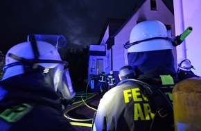 Feuerwehr der Stadt Arnsberg: FW-AR: Gebäudebrand in Neheim