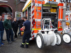 FW-AR: Städtetour der Arnsberger Jugendfeuerwehr führte nach Düsseldorf