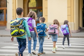 Bildschirmzeit und Bewegungsmangel: Wenn der Schulstart auf den Rücken geht