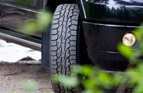 Nokian Tyres: Neuer Nokian Rotiiva AT Sommerreifen bietet festen Griff und stabile Haltbarkeit für SUV / Steinschleudern reinigen die Profilrillen (mit Bild)