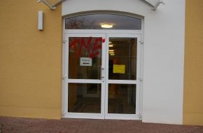 Polizeiinspektion Hameln-Pyrmont/Holzminden: POL-HM: Presseinfo der Polizei Bad Pyrmont - Graffiti-Schmierereien an Grundschule und Küchenstudio