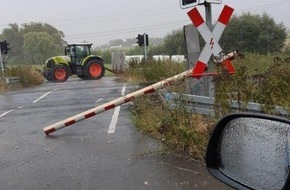 Bundespolizeiinspektion Kassel: BPOL-KS: Traktor reißt Schrankenbaum am Bahnübergang ab