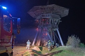Freiwillige Feuerwehr Horn-Bad Meinberg: FW Horn-Bad Meinberg: Hölzerner Aussichtsturm -Eggeturm- durch Brand schwer beschädigt - eine Person noch auf Aussichtsplattform