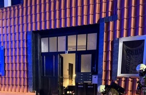 Feuerwehr Helmstedt: FW Helmstedt: Feuer in Mehrfamilienhaus mit Menschenrettung