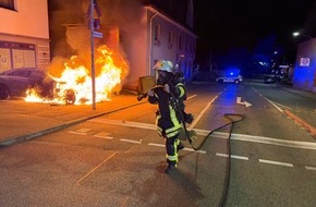 Feuerwehr Weinheim: FW Weinheim: Pkw Brand in der Mannheimer Stra&szlig;e. Feuerwehr rettet Bewohner aus verrauchter Wohnung