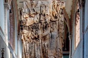Jakob Kirchmayr: „Spuren des Feuers“ – monumentales Fastentuch von Jakob Kirchmayr erstmals in Deutschland zu sehen