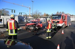 Feuerwehr Essen: FW-E: Verkehrsunfall mit zwei beteiligten PKW, Einsatzleitwagen war mit Blaulicht und Martinshorn unterwegs