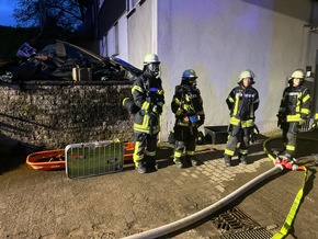 FW LK Neunkirchen: Erfolgreiche Brandbekämpfung in einem Mehrfamilienhaus in Spiesen