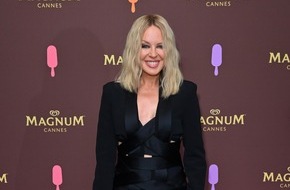Langnese: Kylie Minogue und Peggy Gou zeigen bei Magnum Party, wie ein Klassiker neu interpretiert werden kann