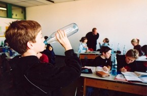 Informationszentrale Deutsches Mineralwasser: "Trinken im Unterricht" zur Förderung der Konzentration / So bleiben Schüler hellwach und geistig fit