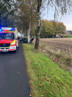 FFW Fredenbeck: PKW fährt gegen Baum / Fahrer verletzt