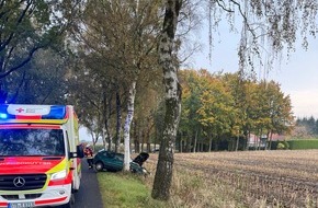 Freiwillige Feuerwehr Samtgemeinde Fredenbeck: FFW Fredenbeck: PKW fährt gegen Baum / Fahrer verletzt