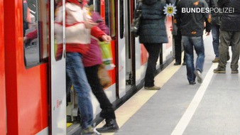 Bundespolizeidirektion München: Bundespolizeidirektion München: 18-Jähriger kommt 46-Jähriger zu Hilfe -Zivilcourage in der S-Bahn nach Tritten gegen Hund und Bierflaschenattacke