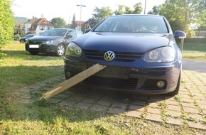 Polizeipräsidium Freiburg: POL-FR: Lörrach: Verlorenes Holzbrett auf der Autobahn beschädigt zwei Autos - Polizei sucht Verlierer und weitere Geschädigte