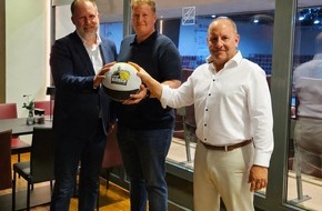 WIRmachenDRUCK GmbH: WIRmachenDRUCK steigt zum TOP-Partner der MHP RIESEN auf und &uuml;bernimmt Namensrecht am Business Club