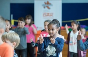 DAK-Gesundheit: fit4future startet in Kaiserslautern: Bahnrad-Olympiasiegerin Miriam Welte und Beigeordneter Joachim Färber machen Schüler fit