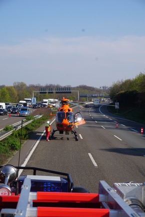 FW Ratingen: schwerer Verkehrsunfall BAB 3 - LKW blockierte zwei Fahrstreifen - Fahrer schwer verletzt - bebildert