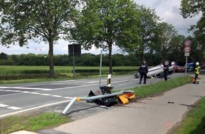 Freiwillige Feuerwehr Bedburg-Hau: FW-KLE: Verkehrsunfall: Fahrzeug überschlägt sich