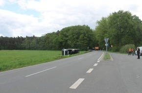 Polizeiinspektion Nienburg / Schaumburg: POL-NI: Sattelzug mit angehängtem Auflieger kippt nach Beinaheunfall im Seitenraum um