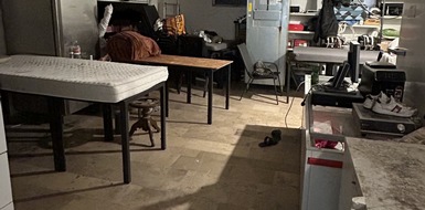 Hauptzollamt Bielefeld: HZA-BI: Zoll deckt illegale Besch&auml;ftigung in Bielefelder Restaurants auf/Zusammengestellte Tische dienen als Schlafplatz